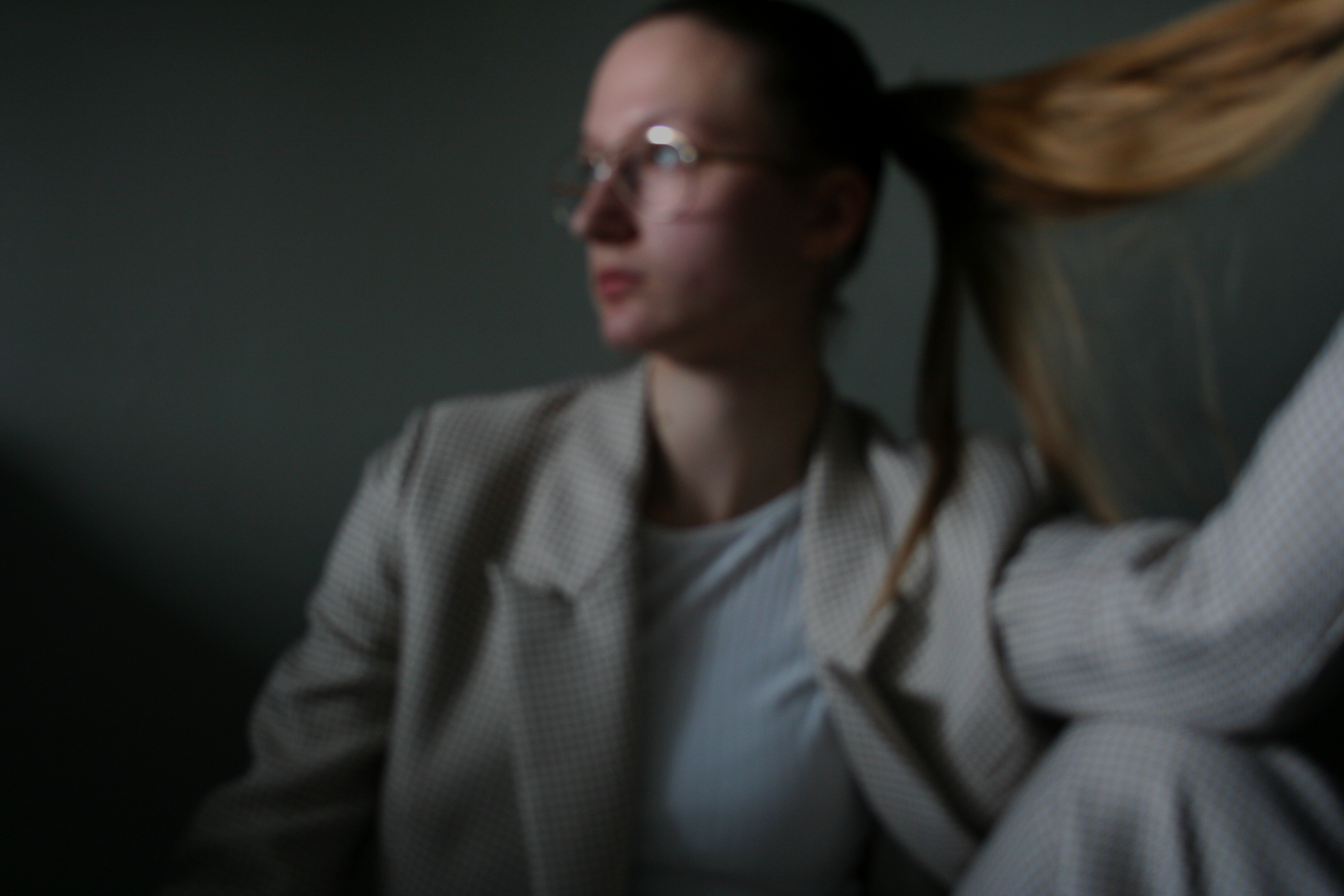 Aliyah in pak kijkent naar links met haar in in haar hand