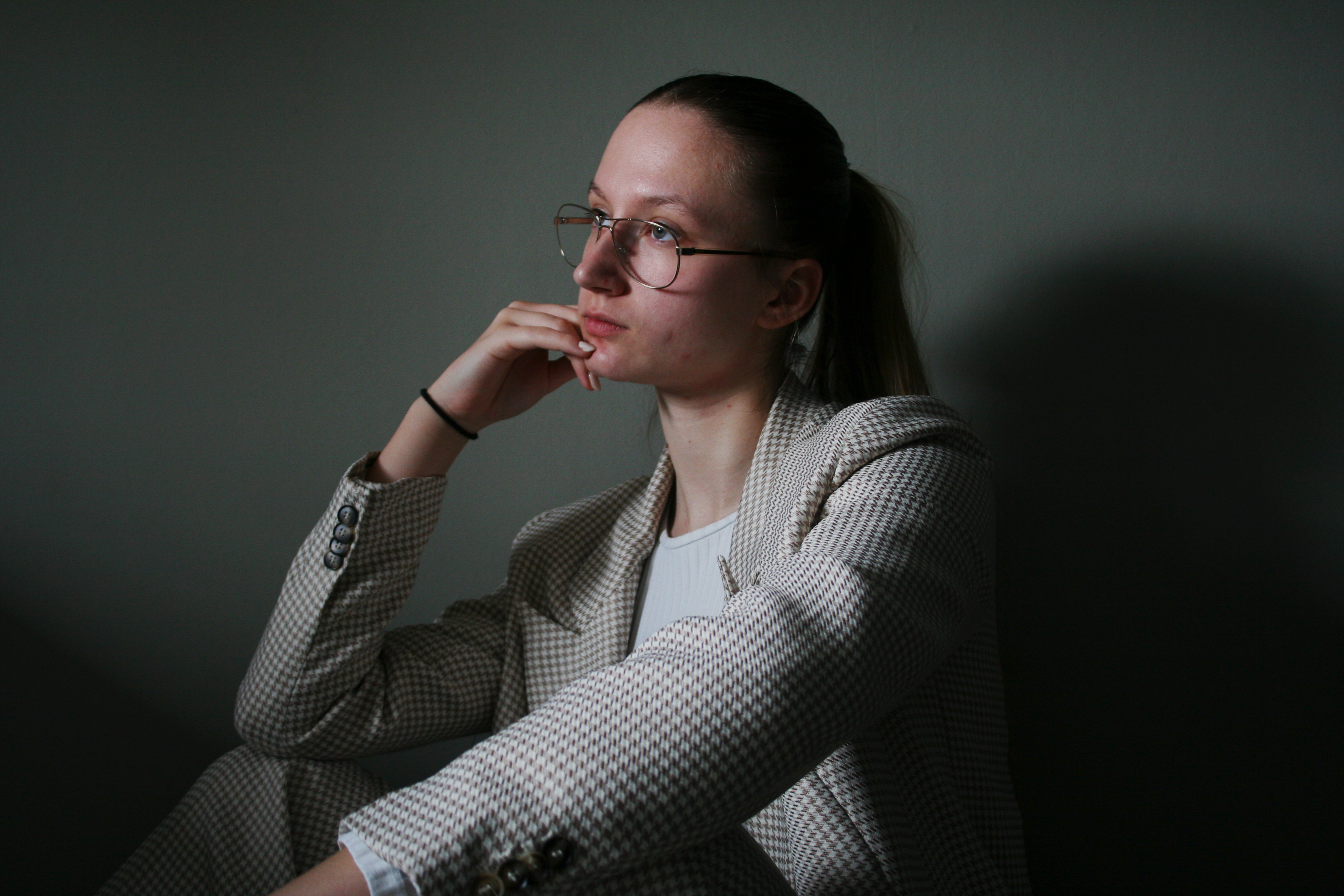 Aliyah in pak kijkent naar links