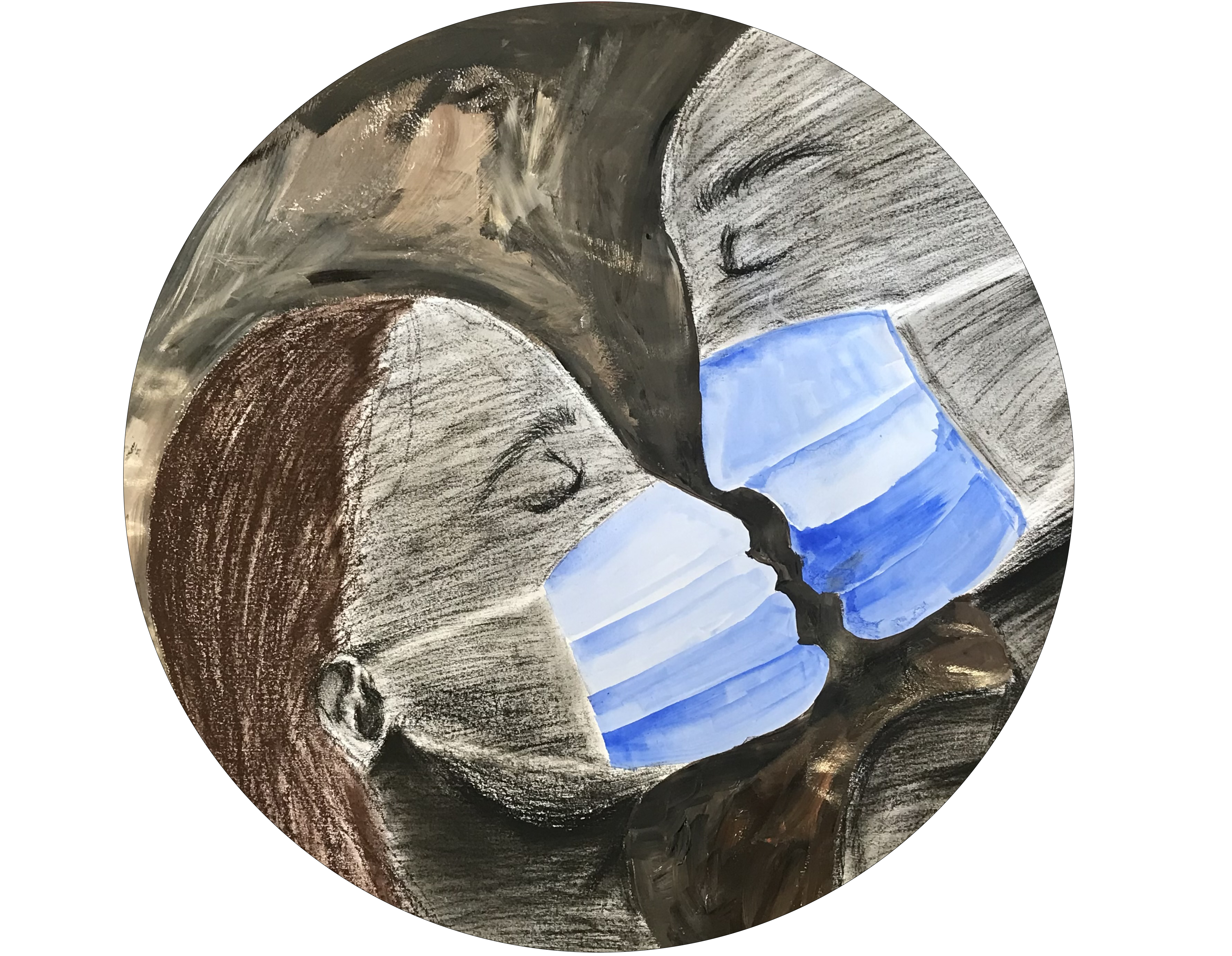 Man en vrouw die elkaar een kus willen geven met een mondkapje op getektend met houtskool en een grof geschilderde achtergrond.