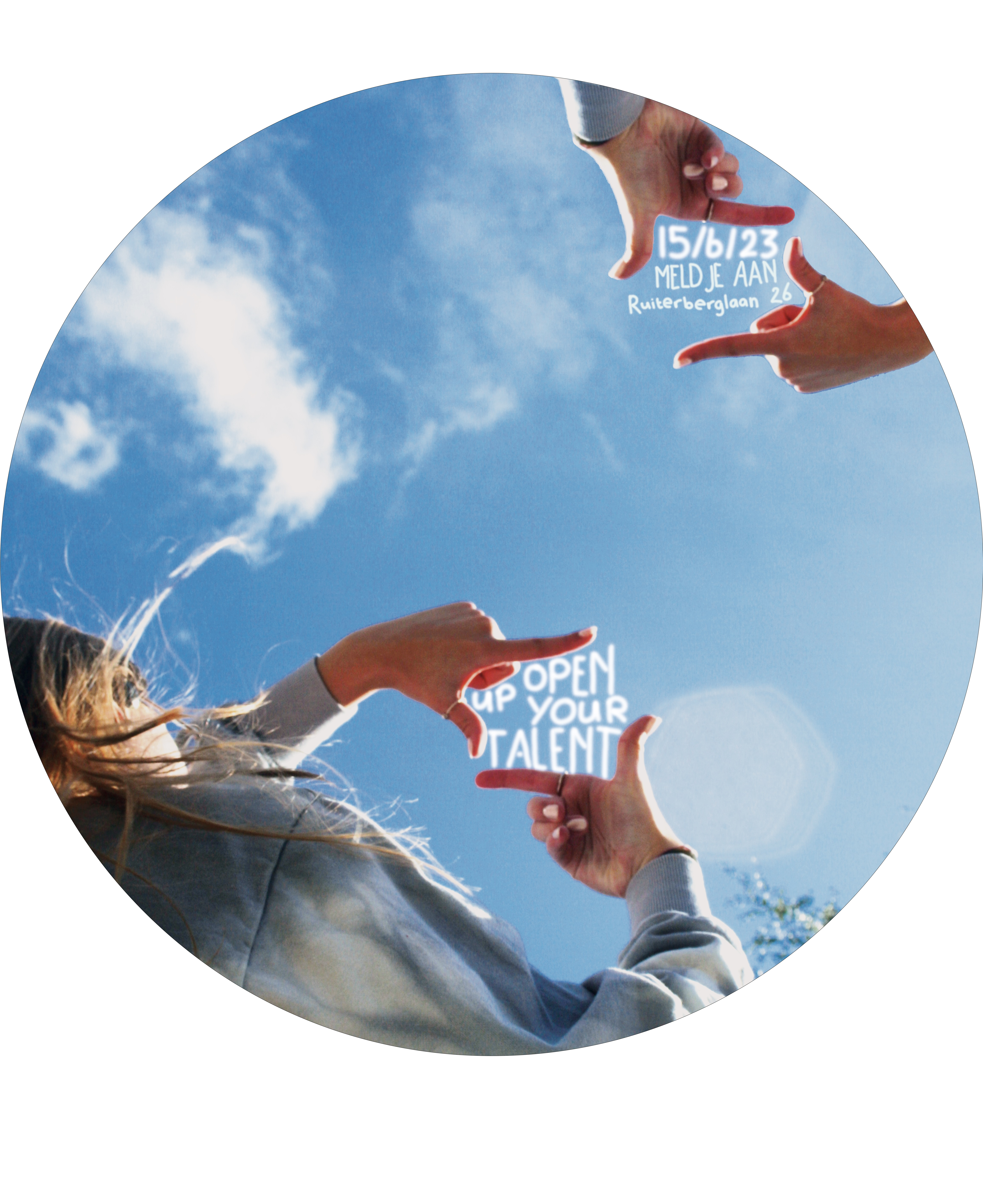 handen die een frame vormen met de lucht op de achtergrond en in de handen staat informatie over het OpenUp festival.