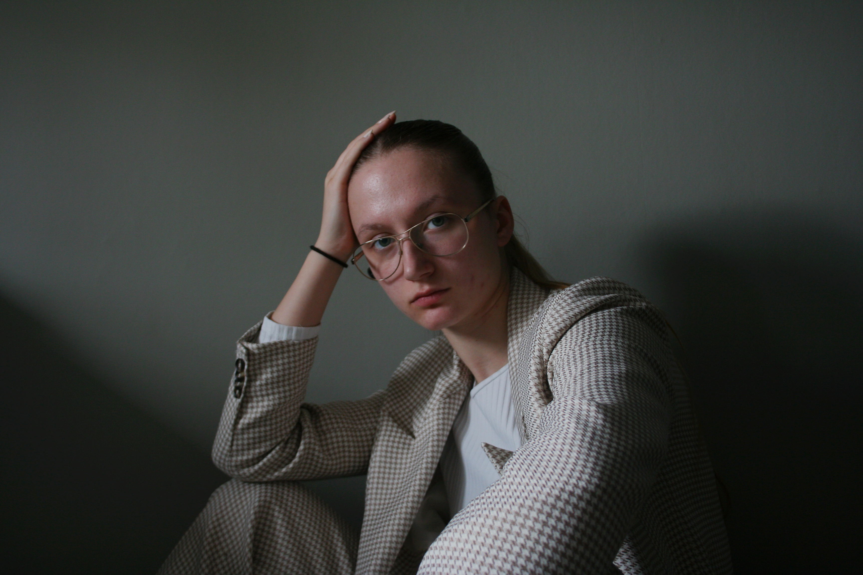 Aliyah in pak kijkent naar links