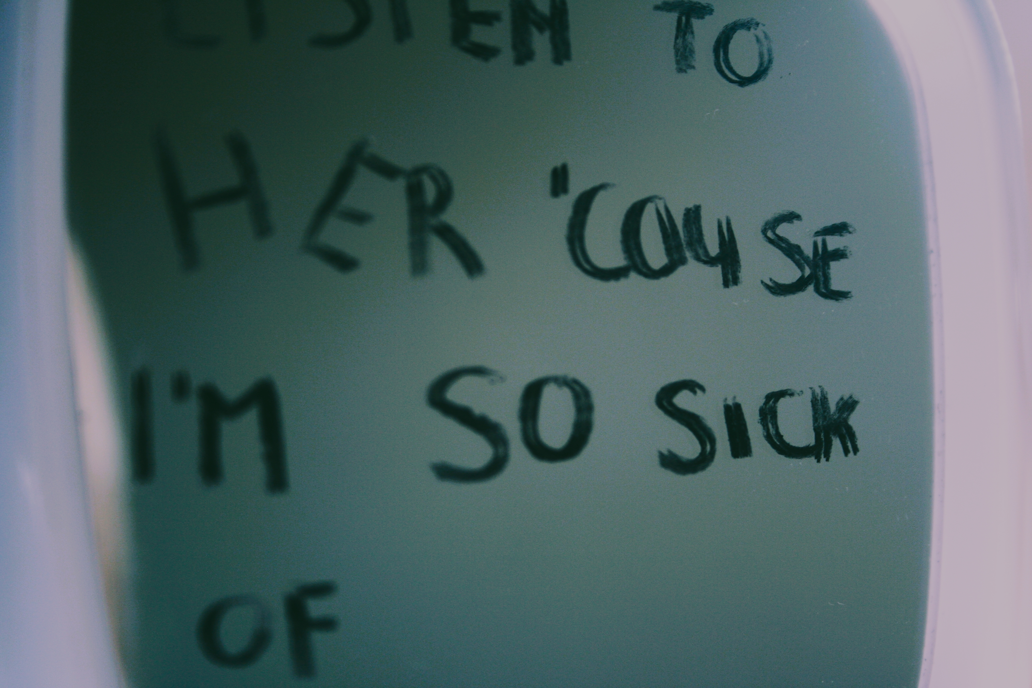 spiegel met tekst listen to her 'cause i am so sick of his story erop geschreven